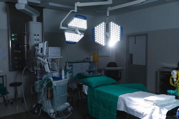 Photo general view of operating theatre with surgical table, equipment and lamps. hospital, surgery, medicine, healthcare and work.