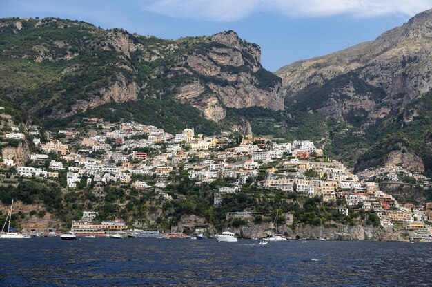 イタリア、ナポリのポジターノタウンの概観