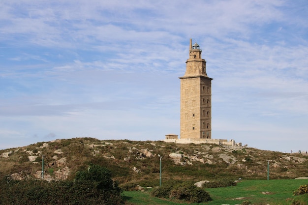 Foto vista generale della torre di ercole situata a coruna galizia spagna