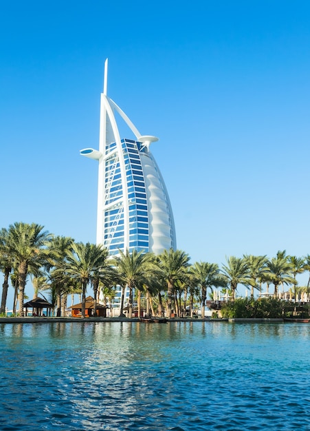 Общий вид первого в мире семизвездочного роскошного отеля Burj Al Arab