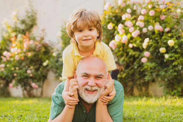 Generatie van mensen en stadia van opgroeien Gelukkige grootvader en kleinzoon van het kind lachen en hebben samen plezier in de zomer in de natuur Gelukkig man familieconcept lachen en hebben samen plezier