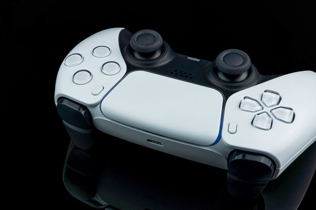 Photo next generation white game controller isolated on black background with reflection. selective focus. rio de janeiro, rj, brazil. september 2021.