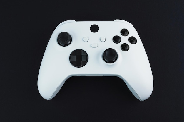 Controller di gioco bianco di nuova generazione isolato su sfondo nero.