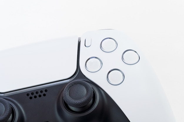 Controller di gioco bianco di nuova generazione isolato su sfondo bianco.