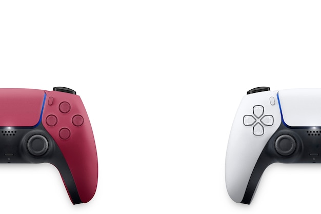 Белые и красные игровые контроллеры нового поколения на белом фоне. Вид сверху.