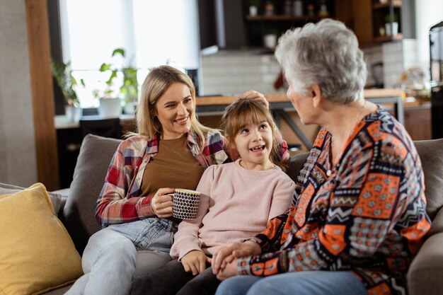 Поколение связывает бабушку, дочь и внука, рассказывая истории в уютный день.