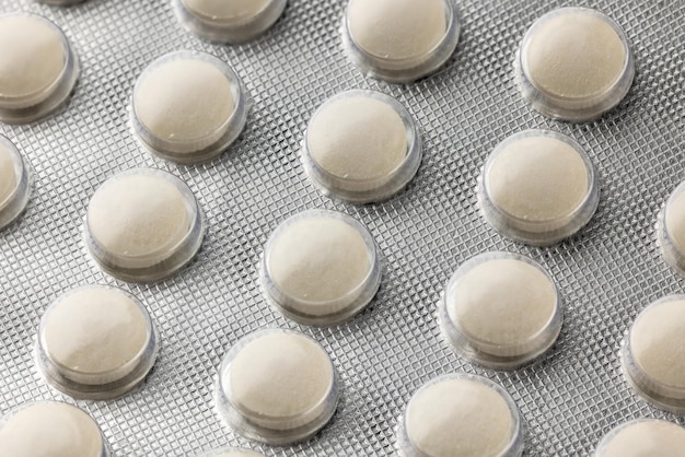 Generieke witte medische tabletten in blisterverpakking van zilverfolie