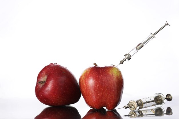 Genetisch gemodificeerd voedsel, appel gepompt met chemicaliën uit een spuit