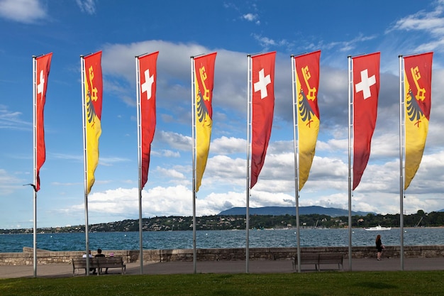 Genève Zwitserland 11 juni 2018 Banners van Genève en Zwitserland zwaaien voor het meer van Genève