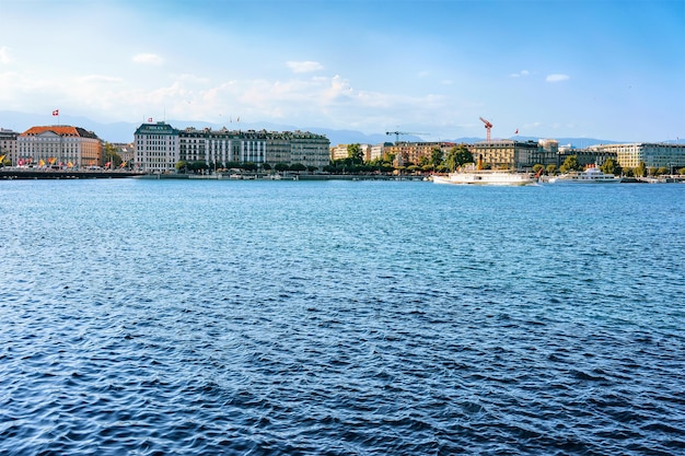 Genève, Zwitserland - 30 augustus 2016: Veerboot in het meer van Genève in de buurt van Promenade du Lac in de zomer, Genève, Zwitserland.