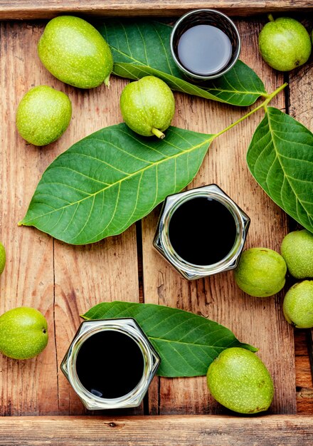 Genezende tinctuur van onrijpe walnoot. Groene walnoot in de kruidengeneeskunde.