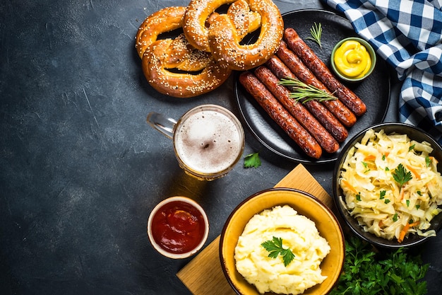 Geniet van de smaken van het Oktoberfest met worst bier en pretzels