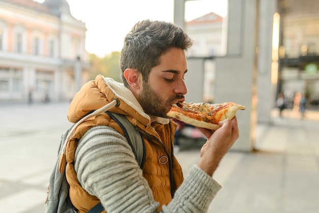 Geniet van een stuk pizza