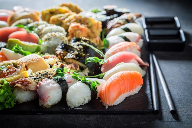 Geniet van je sushi mix met garnalen en rijst