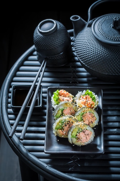 Geniet van je sushi set met garnalen en rijst