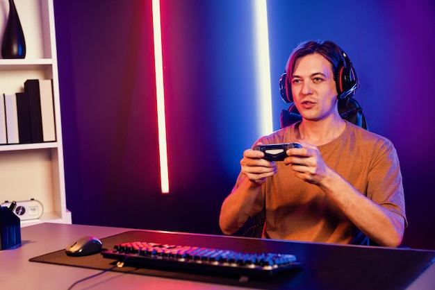 Geniet van slimme gaming streamer met controle joystick Pecuniary