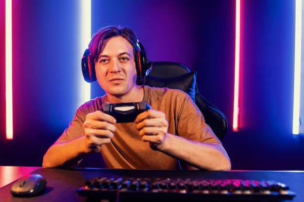 Geniet van slimme gaming streamer met controle joystick Pecuniary