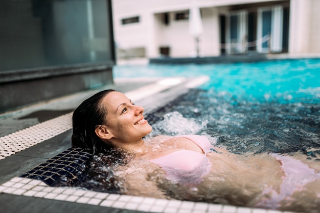 Genieten in het zwembad. Spa waterbehandelingen.