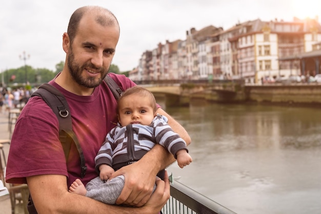 Genieten van de tijd samen met zijn zoon op zomervakantie