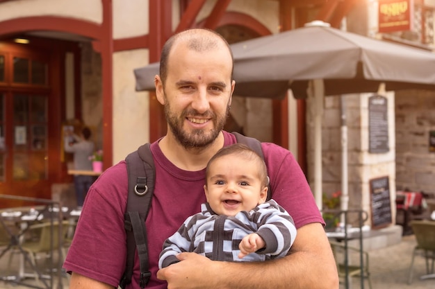 Genieten van de tijd samen met zijn zoon op zomervakantie