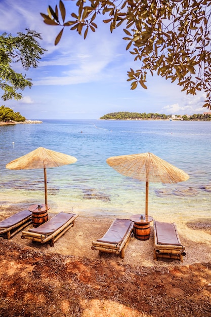 Genieten van de vakantie Zonnescherm en luieren op een strand Kroatië