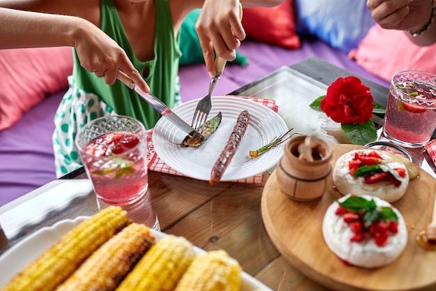 Genieten van een diner, kindmeisje eet met mes en vork, eettafel, verschillende soorten hapjes!