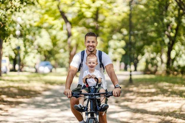 Genieten van een gezinsfietstocht Tijd voor familie en gezelligheid tijdens een actieve vakantie in de natuur