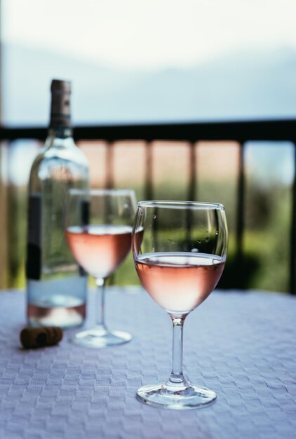 Genieten van een glaasje rosé wijn op de veranda zomervakantie in Italie