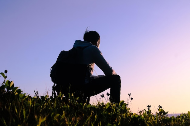 Genieten van het leven Achterkant van jonge man kijkend naar het levensstijlconcept van zeevakanties