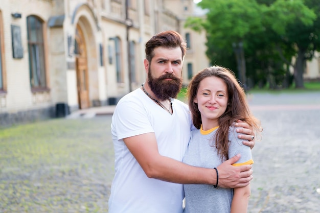 Genieten van samenzijn. Verliefd stel. Paar bebaarde man en sexy vrouw. Familie paar knuffelen op zomer buiten. Sensueel paar tijd samen doorbrengen.