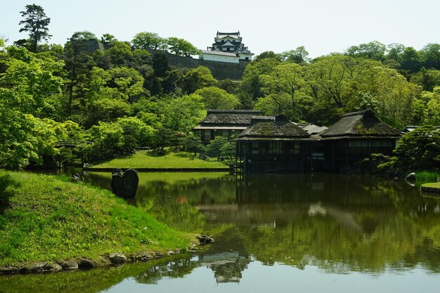 写真 ヒコネ・ジョー城のゲンキューエン庭園はやかな緑の季節に -ヒコネ・シガ 2022年4月