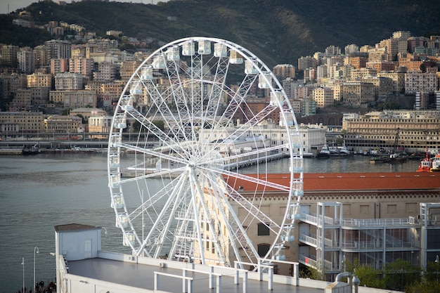 Генуя в старинном порту, вид на колесо обозрения с воздуха.
