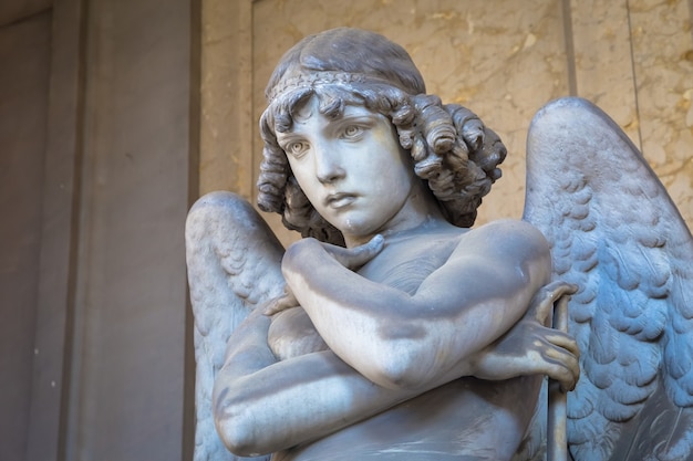 Genova, italia - circa agosto 2020: scultura di angelo di giulio monteverde per il monumento della famiglia oneto nel cimitero di staglieno, genova - italia (1882)