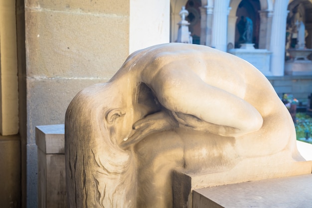 Foto genova, italia - giugno 2020: statua antica, inizio 1800, realizzata in marmo, in un cimitero cattolico cristiano - italia