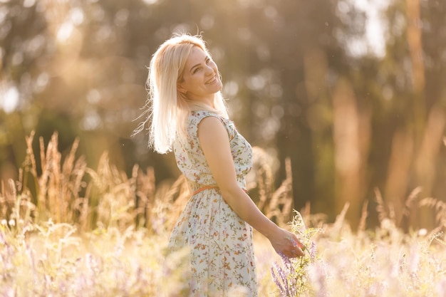 Genot. Gratis gelukkige vrouw genieten van de natuur. Schoonheid meisje buiten. Vrijheidsconcept