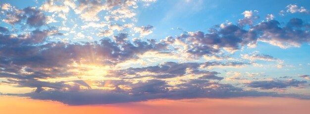 柔らかい色 パノラマ・サンライズ・サンダス・サンセット 彩色な雲の空 鳥なし 大きなパノラマ空の写真