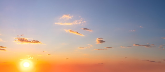 写真 柔らかい色 パノラマ的な日の出 夕暮れ 雲の色彩のある空 鳥のいない 大きなパノラマの空と太陽 雲の景色