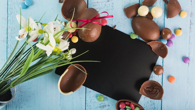 Delicata composizione di fiori e uova di cioccolato