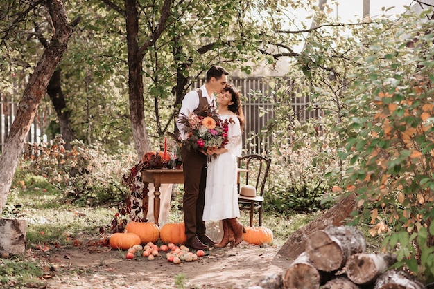 Foto dolce abbraccio di amanti un uomo abbraccia una ragazza con un bouquet tra le mani