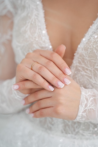 Foto mani delicate del primo piano della sposa