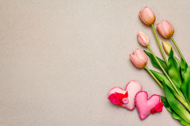 Нежные розовые тюльпаны, фетровые сердечки ручной работы