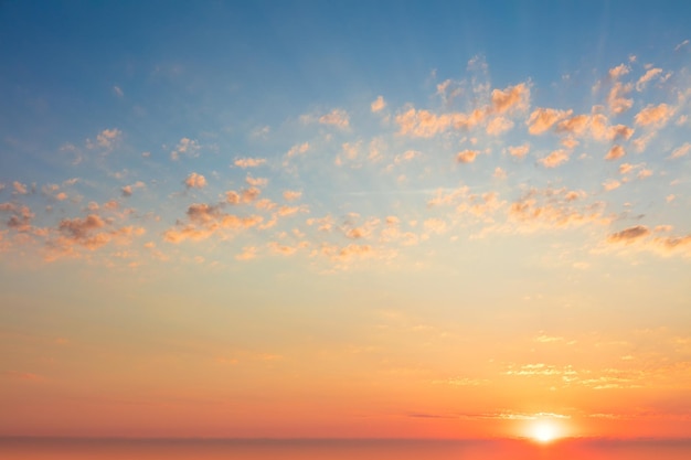 Photo gentle sky background sunset sunrise sky with light clouds and real sun