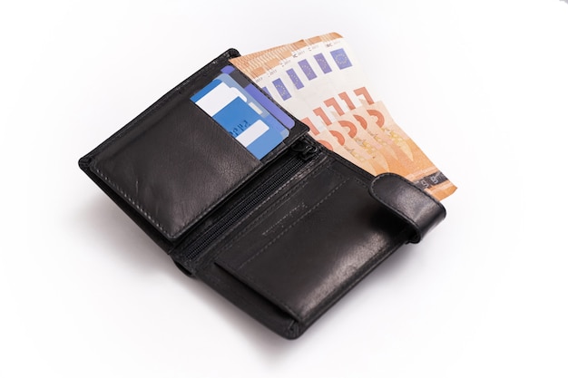 Gentleman's portemonnee met bankbiljetten die eruit gluren en creditcards op witte achtergrond