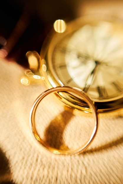 Gentleman's set De ochtend van de bruidegom Trouwring horloge stropdas Close-up macro