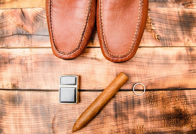 Gentleman set voor echte mannen heren club Mode-accessoire Zakelijk detail Elegante look mannelijke bruine leren schoenen Mannelijke schoenenwinkel Moderne formele stijl vintage bruiloft bruidegom retro-stijl schoenenwinkel