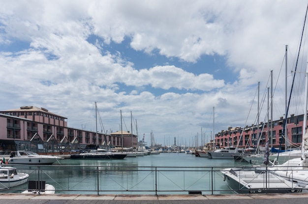 GENUA, ITALIË. De haven en het zakencentrum.