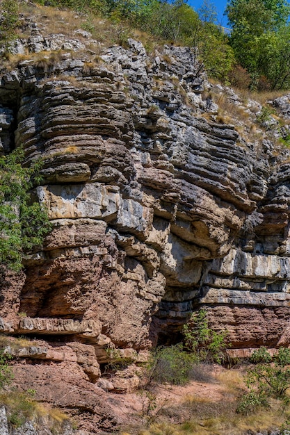 Formazioni geologiche nella gola del fiume boljetin nella serbia orientale