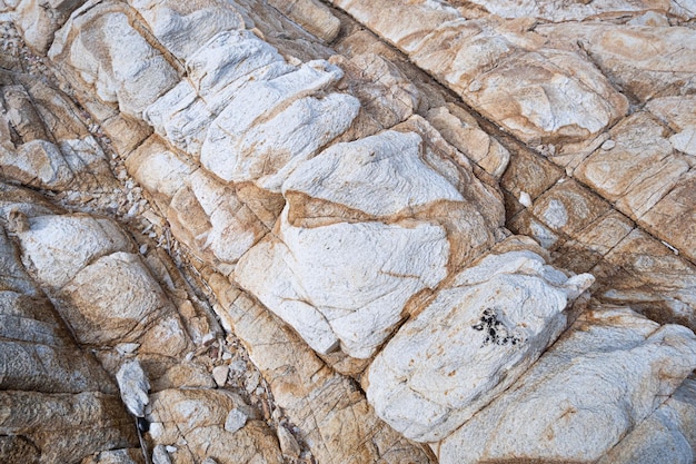 Foto geologische structuur rotsbreuk breuk in verweerde metamorfe rots verweerde stenen achtergrond