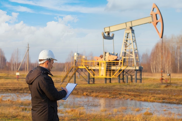 Un geologo controlla la produzione di petrolio nei giacimenti petroliferi in russia.