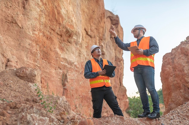 地質学者が鉱山を調査し探検家が鉱物を探すために土のサンプルを集める